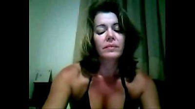 coroa gostosa se masturbando na webcam de bikini