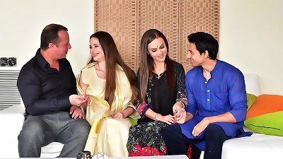 à¤¦à¥‹à¤¸à¥à¤¤ à¤•à¥‹ à¤¶à¤°à¤¾à¤¬ à¤ªà¤¿à¤²à¤¾à¤•à¥‡ à¤‰à¤¸à¤•à¥€ à¤¬à¥€à¤µà¥€ à¤”à¤° à¤…à¤ªà¤¨à¥€ à¤ªà¤¤à¥à¤¨à¥€ à¤¦à¥‹à¤¨à¥‹à¤‚ à¤•à¥‡ à¤¸à¤¾à¤¥ à¤—à¥à¤¦à¤¾ à¤®à¥ˆà¤¥à¥à¤¨ à¤•à¤¿à¤¯à¤¾