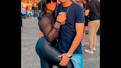 Marido divide esposa com amigos