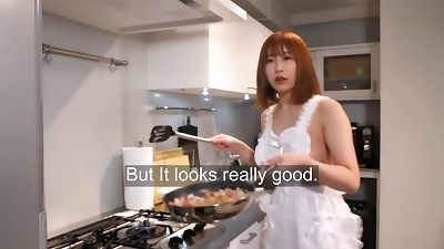 [Nipple full view] Make omelet rice with a naked apron.