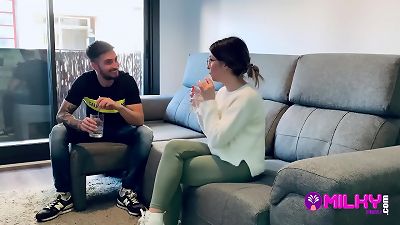 Is it easy to flirt and boink through tinder ?. A aficionado demonstrates you how he did it ... Face Messi !!!