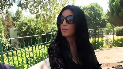 Lina, jolie black-haired aux gros seins, fait sa premi&egrave;re sodomie