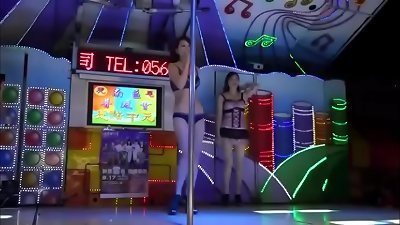 å¥³å­©åªç©¿å…§è¡£è¤²å°±å‡ºä¾†å”±æ­Œï¼Œå®Œå…¨ä¸æœƒå®³ç¾žï¼