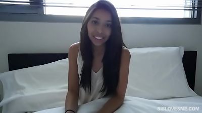 peque&ntilde;a hermadastra me la chupa y luego me folla full Ecene HD