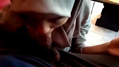 Jilbab dipaksa nyepong crot dimulut