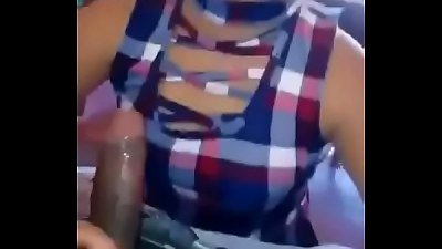 Me la mama mientras le habla su esposo. Sigan el blog http://elreydelpacksexys.blogspot.com