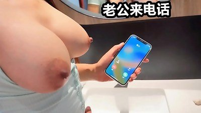 "Domestic" "Hey my husband, I'm going down in five minutes", the coquettish fucking partner was urged twice by her husband's phone call, talking on the phone while fucking! China's domestic micro-plot [you can ask her ou