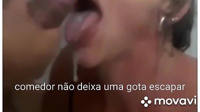 Macho mostra para o corno como tratar a esposa como puta: ele enterra com for&ccedil;a, pega pelos cabelos e depois coloca a hotwife para beber toda sua porra para o corno manso filmar