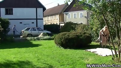 cuckold outdoot hump with big-chested girlfriends mummy