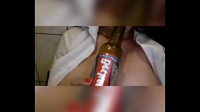 La Pepina chilena protesta con botella