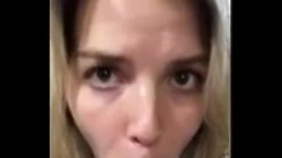 Loira mamando a rola at&eacute; levar leitinho quente no rosto