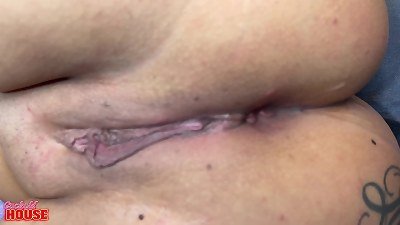 Novinha casada numa suruba com sexo ass-fuck na cuckold palace