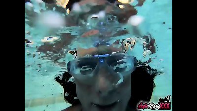 black-haired milf Sofie Marie Plays Her honeypot While Underwater