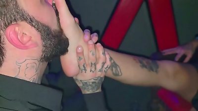 free sole fetish session with professional fetishist at the swing club - real footage