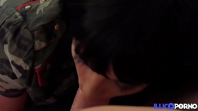 Carla, brown-haired aux gros seins, baise sonny voisin en l'absence de son mari