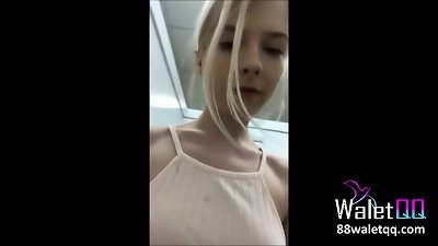 Cewe Bule Sange Pergi Ke Mall Terus Colmek di Ruang Ganti Baju Sampe Orgasme