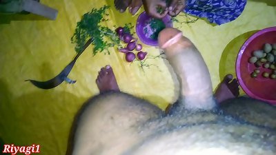 Ghar pe sabji banane bali bibi ko uski husband ne pata ke choda