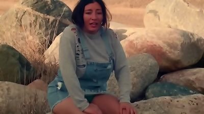 Voluptuosa mujer cruzando la frontera